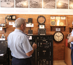 Su Majestad el Rey visita la Sala Historica del Grupo Central de Mando y Control